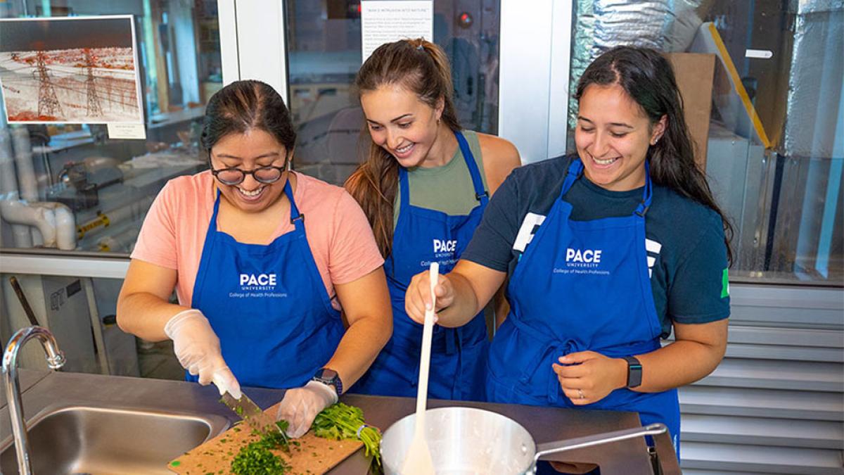 Students cooking at the Nutrition and Dietetics Teaching Kitchen at ר.